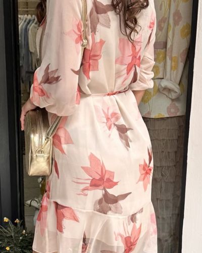 Abito in Chiffon Floreale: Leggerezza e Fascino.