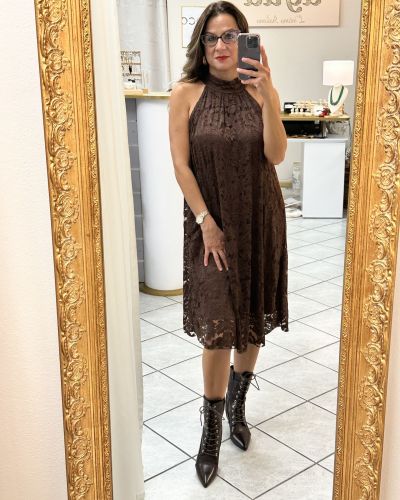 Abito midi in pizzo con collo alto