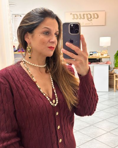 Collana lunga con perle e pietre colorate