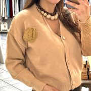 Cardigan con Fiore in Maglia – Eleganza e Raffinatezza