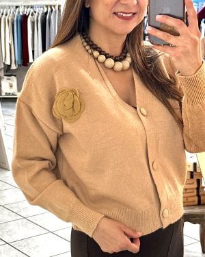 Cardigan con Fiore in Maglia – Eleganza e Raffinatezza