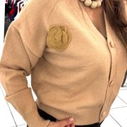 Cardigan con Fiore in Maglia – Eleganza e Raffinatezza