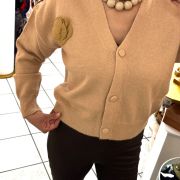 Cardigan con Fiore in Maglia – Eleganza e Raffinatezza