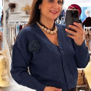 Cardigan con Fiore in Maglia – Eleganza e Raffinatezza