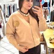 Cardigan con Fiore in Maglia – Eleganza e Raffinatezza